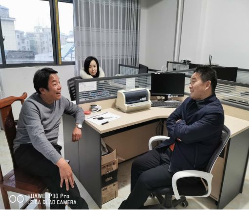 裴梅镇党委书记深入服务企业调研市场调查服务